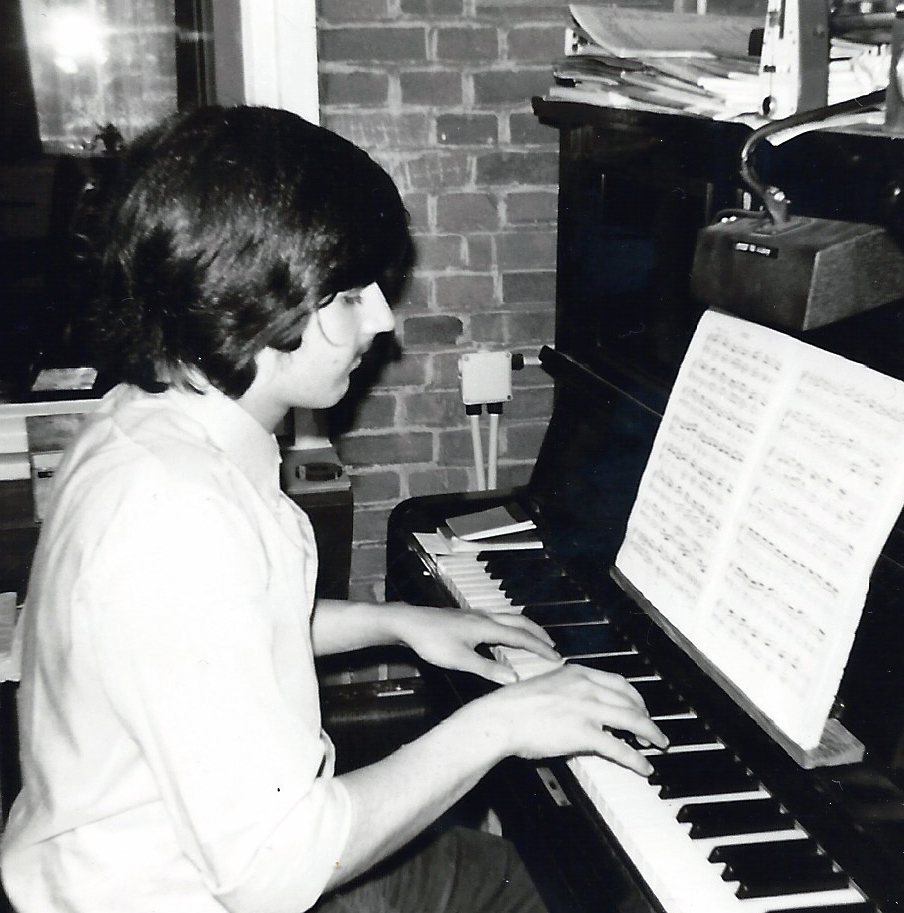 Andre speelt op de piano.