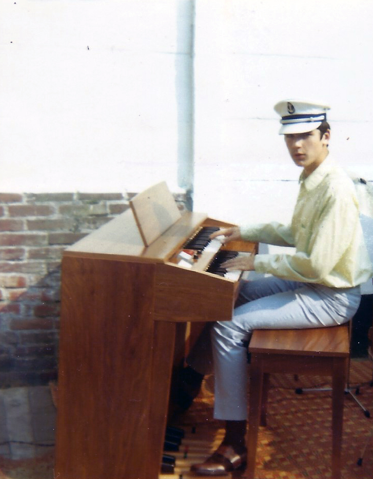 André spelend op het Thomas-Orgel